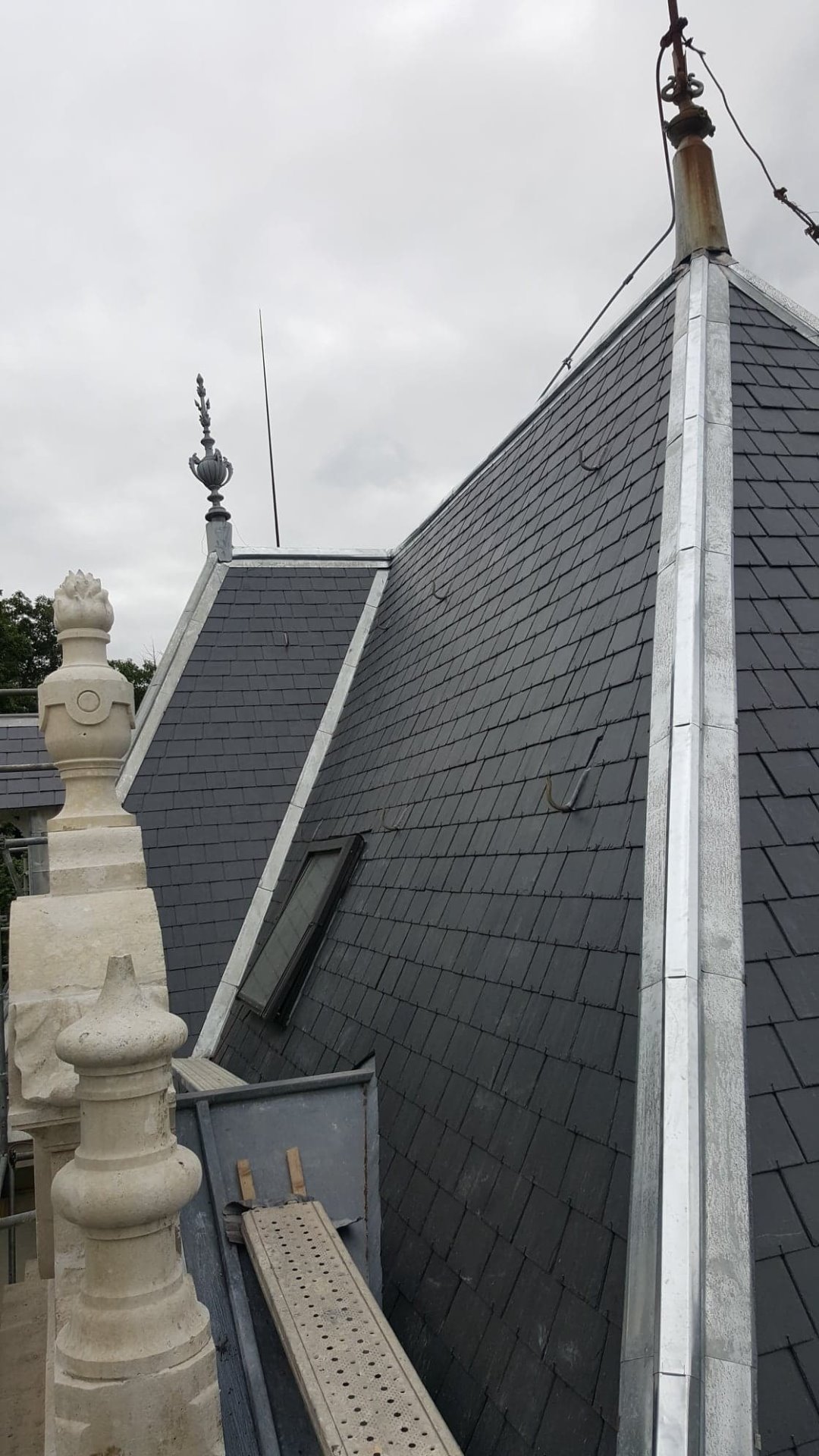 Noue et arêtier sur toiture en ardoises