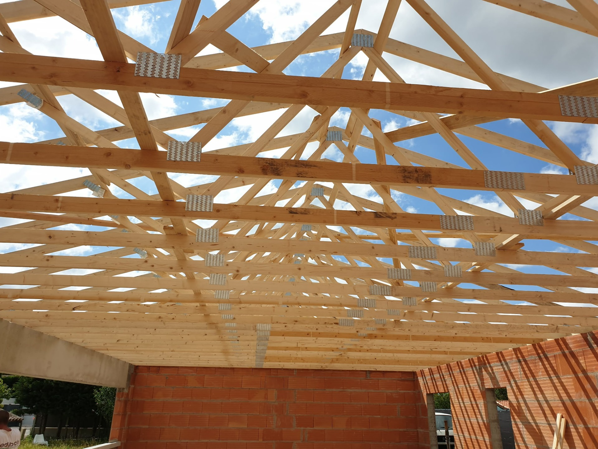 Assemblage des fermettes en bois sur Talence