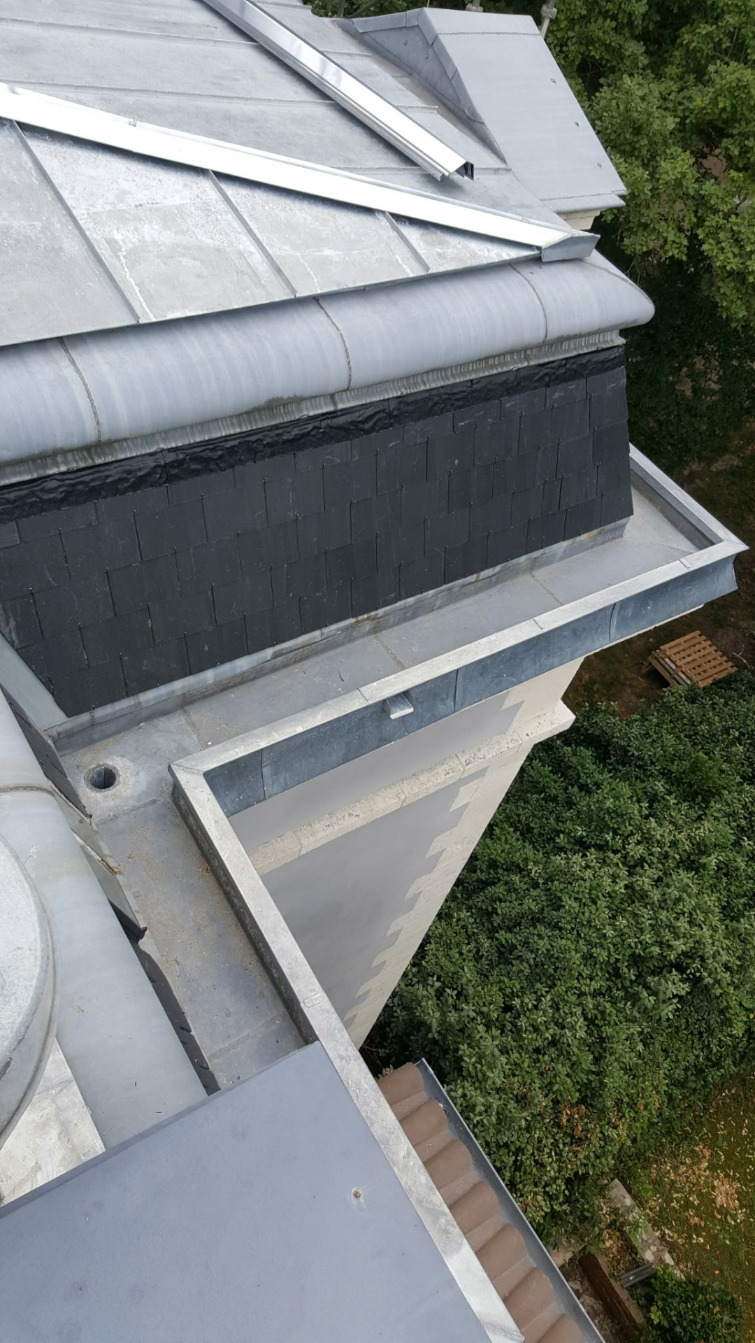 Chêneau en zinc sur bâtiment historique à St Médard de Seignanx