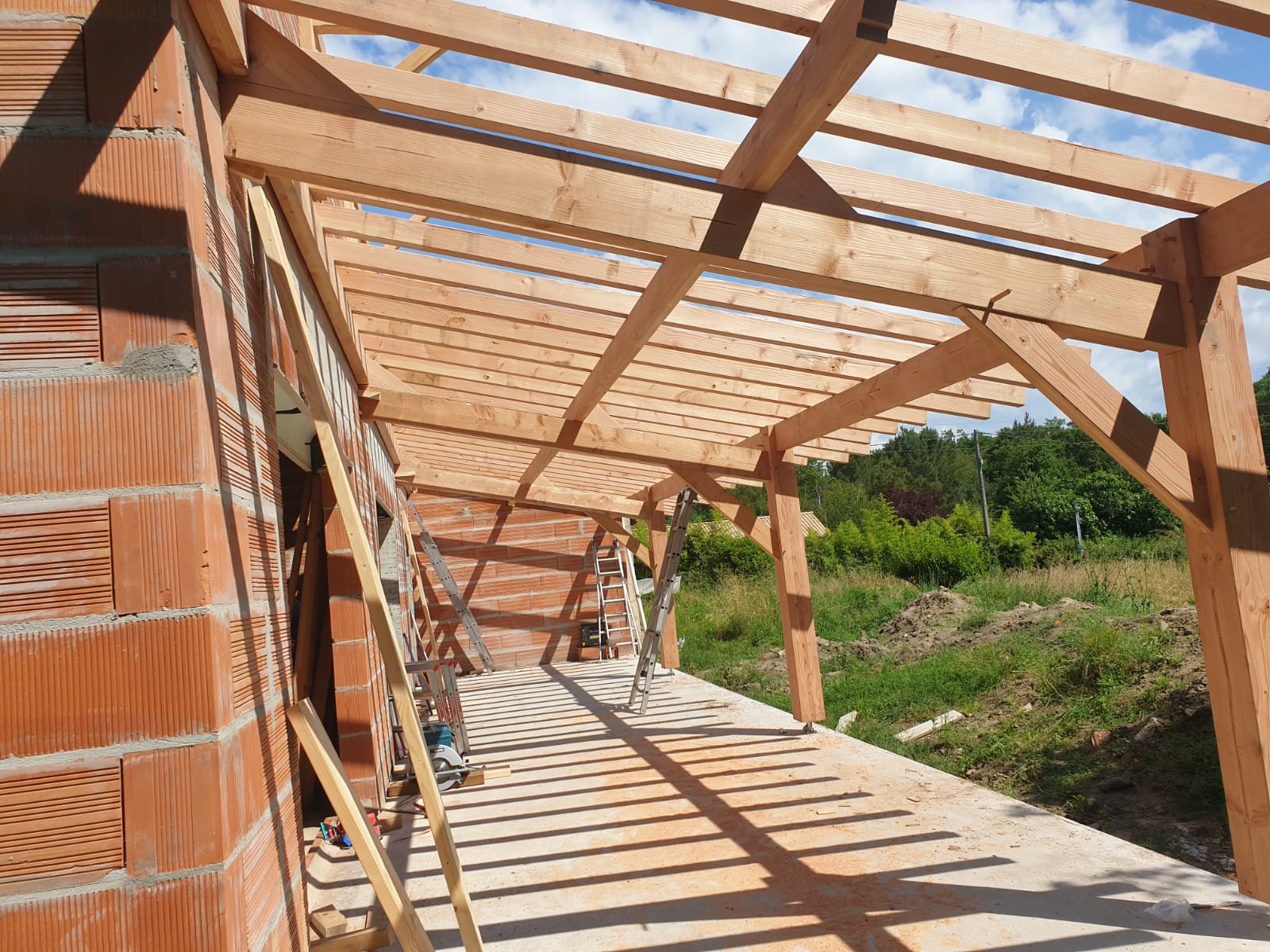 Appentis sur poteaux bois sur St Savin