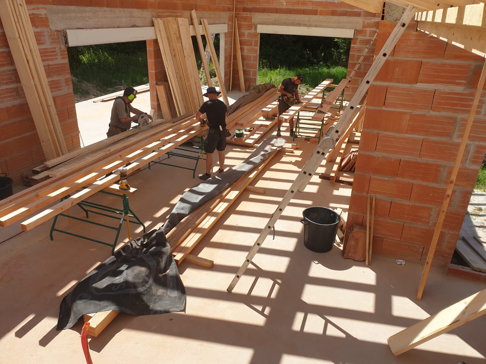 Préparation chantier de pose de charpente traditionnelle à St Savin