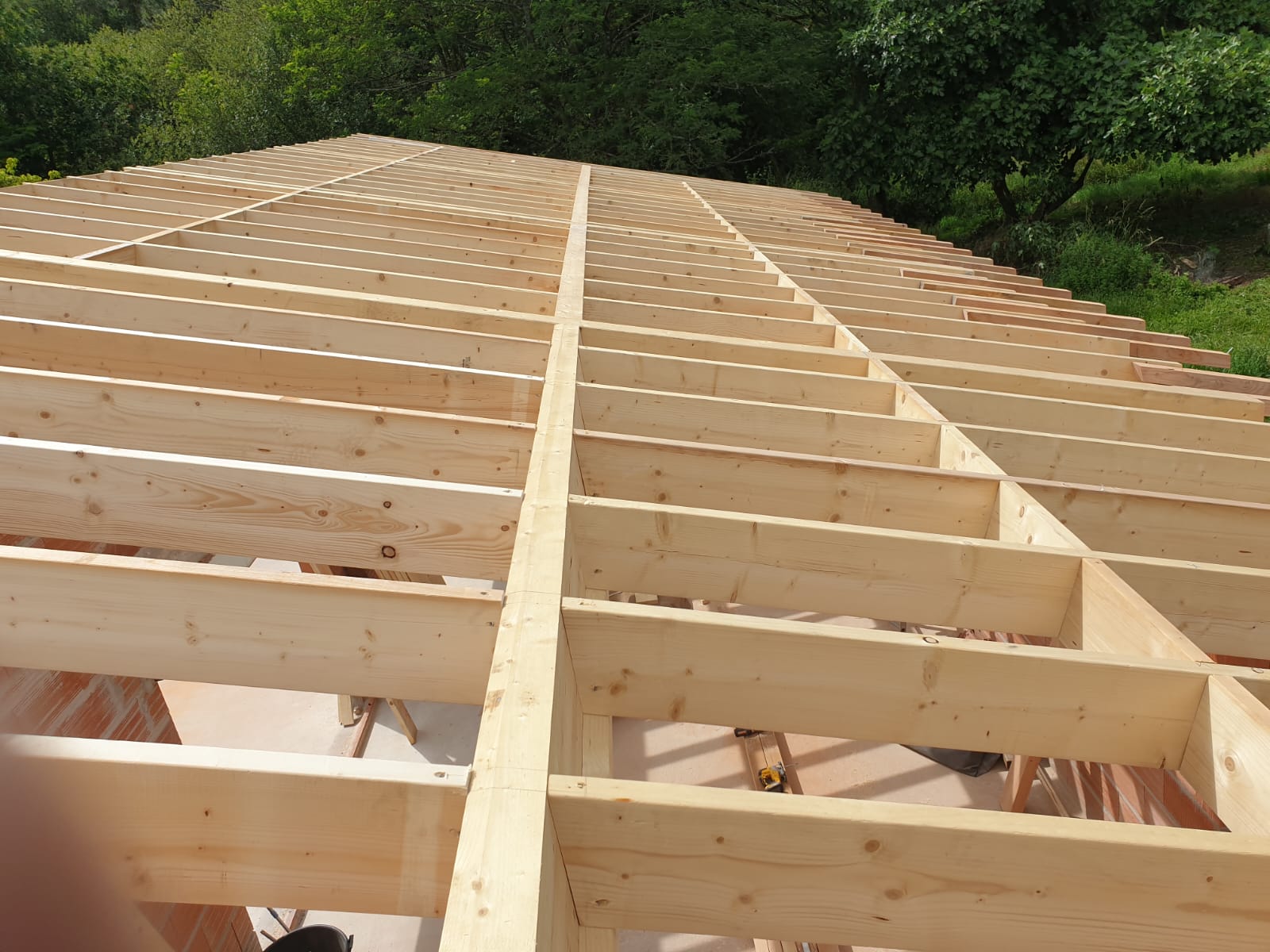 Assemblage de la charpente traditionnelle sur St Savin