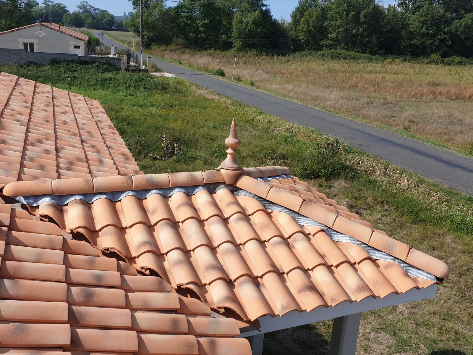Rénovation toiture existante avec création d'une toiture 3 pans pour définir l'entrée à Eyrans