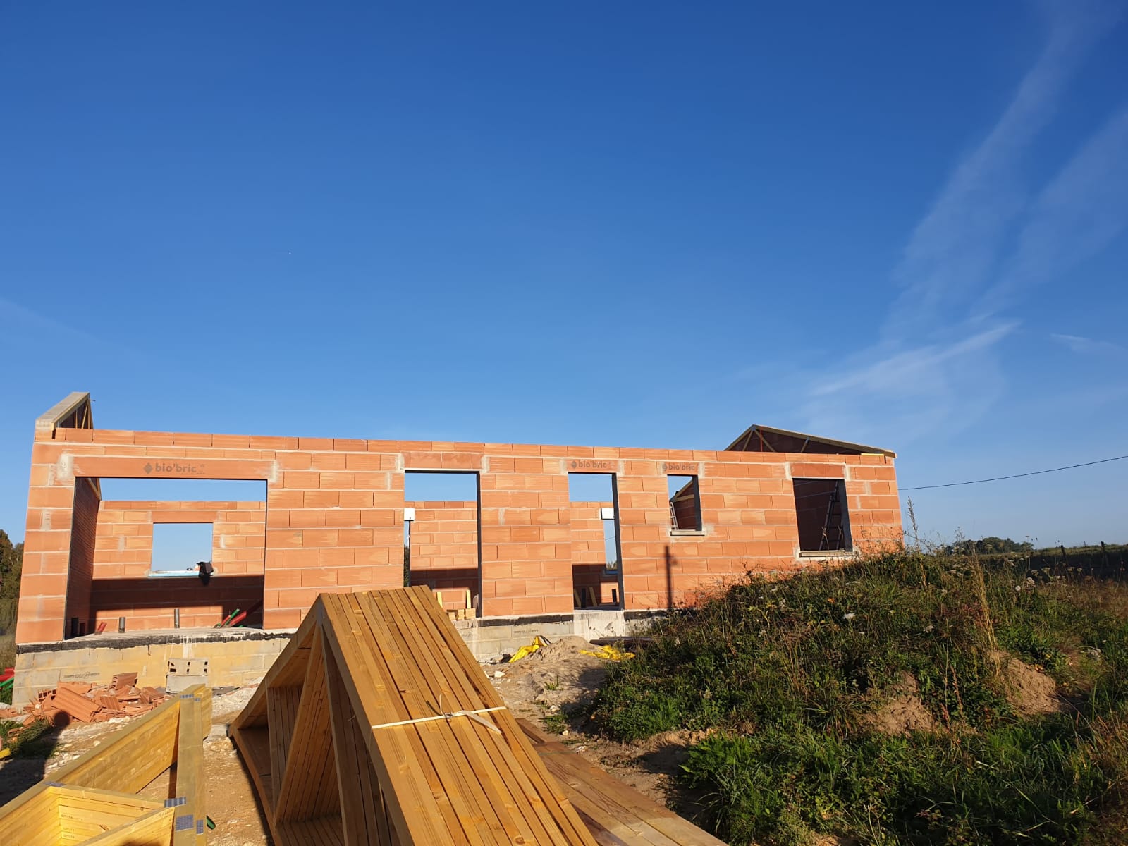 Préparation chantier avec charpente industrielle sur Talence
