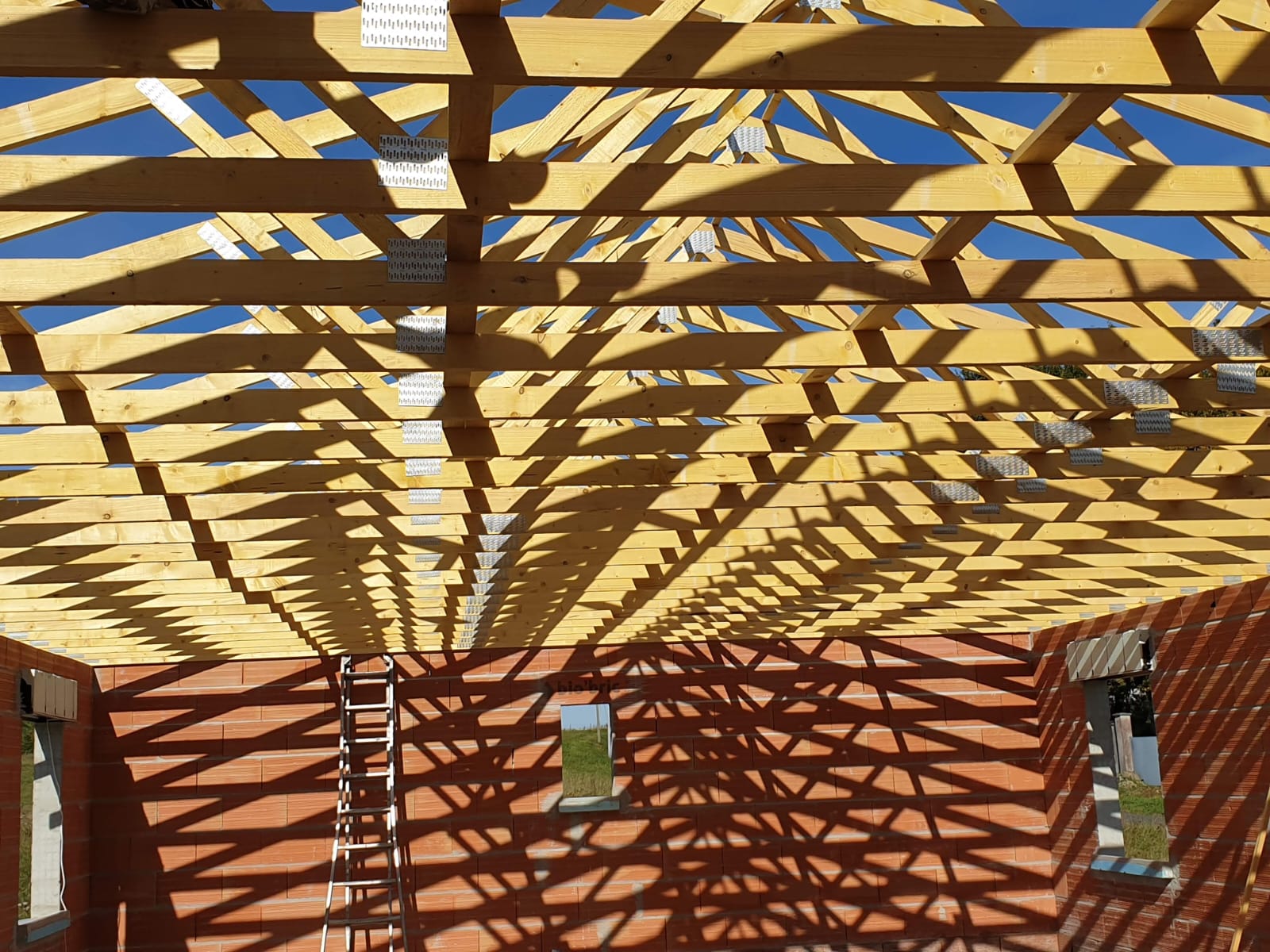 Assemblage et pose des fermettes sur maison individuelle à Talence