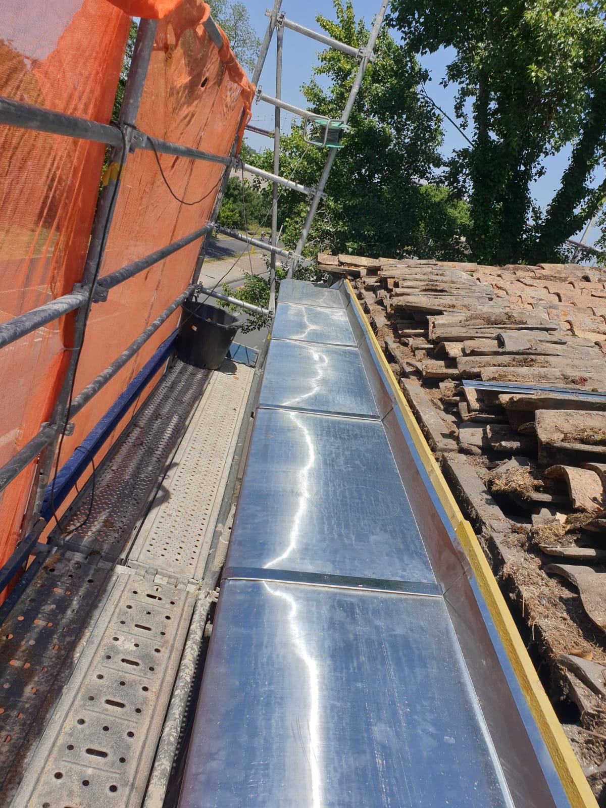 Pose d'un entablement en zinc naturel