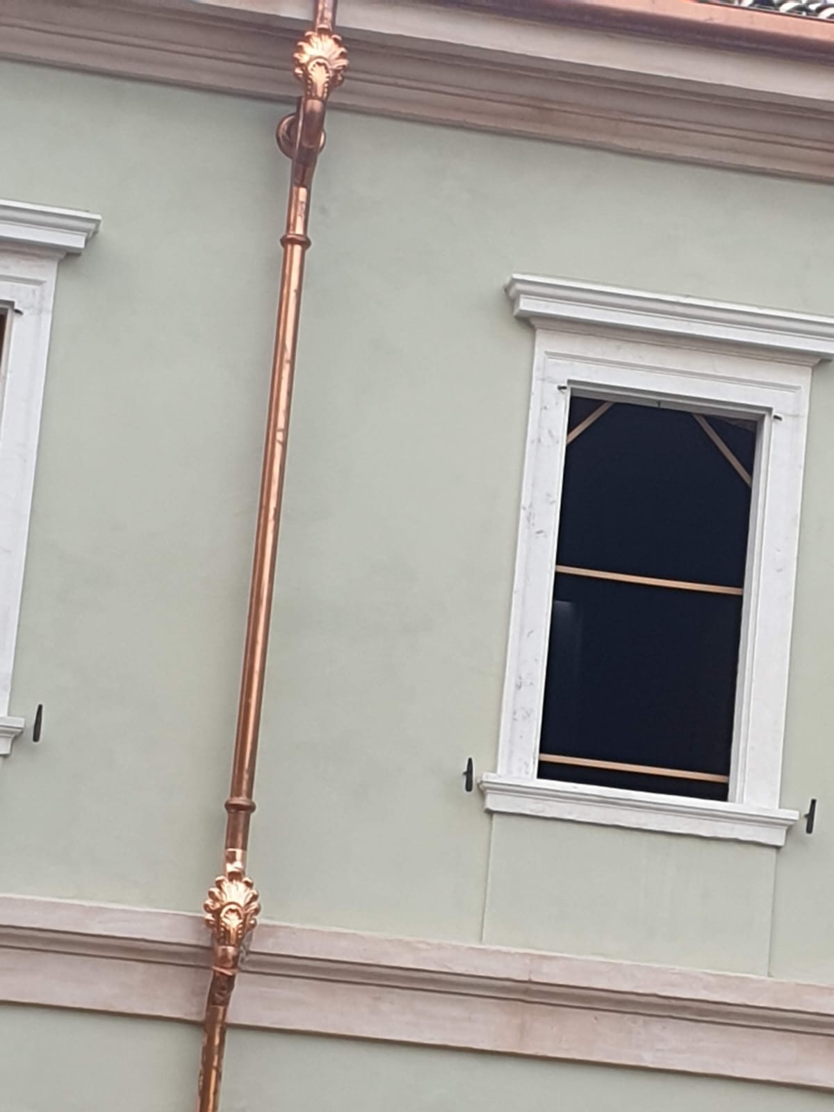 Pose d'un tuyau d'eaux pluviales en cuivre à Menin en Belgique