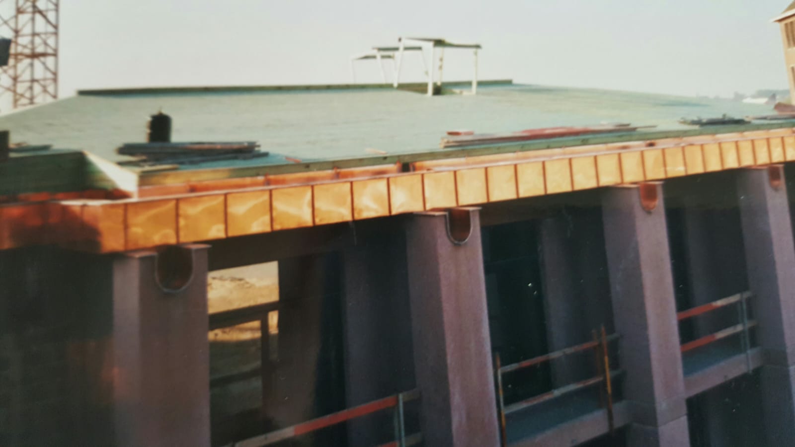 Habillage d'une façade de chêneau en cuivre en joint debout à Tournai en Belgique